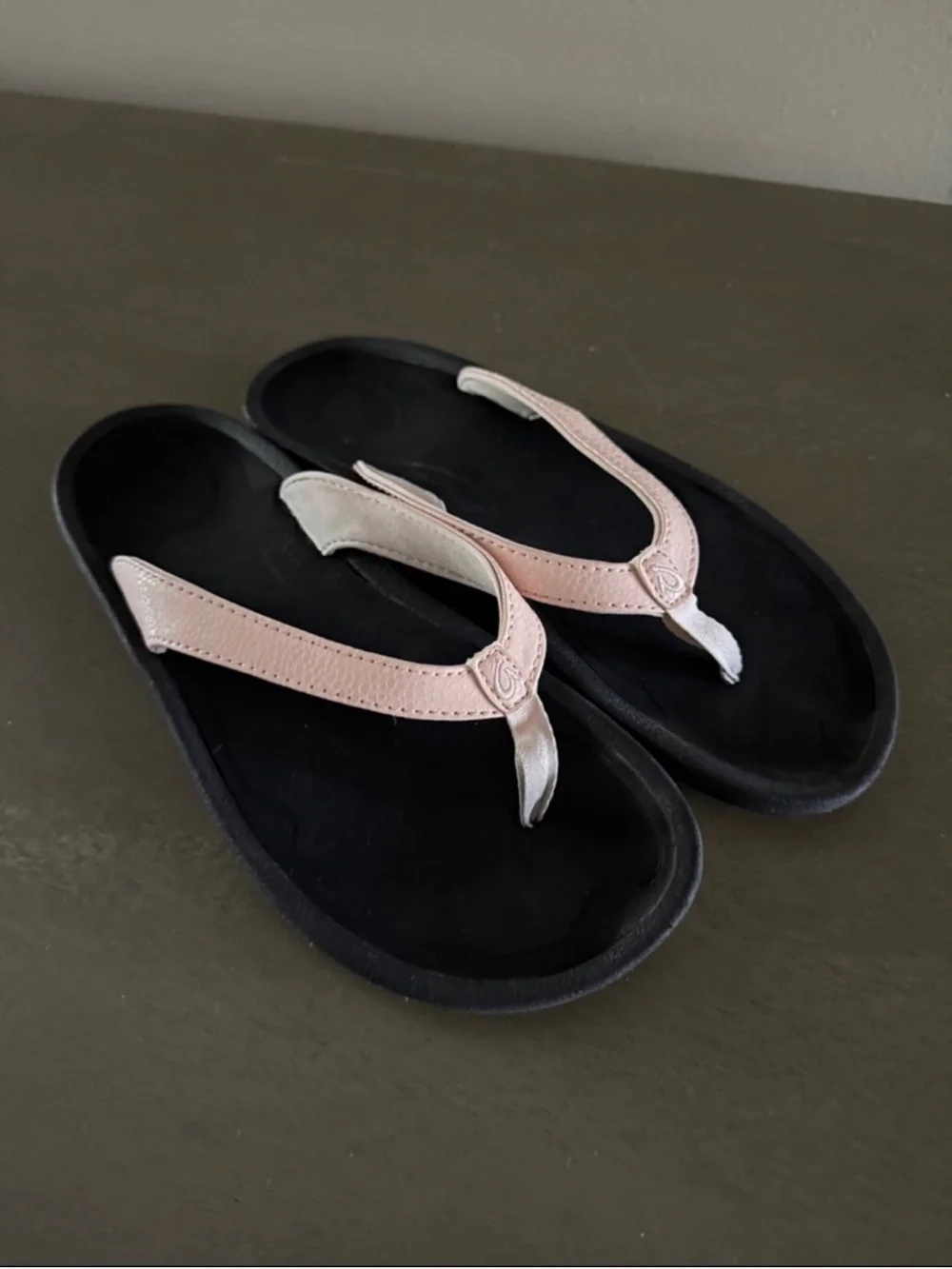 OluKai Women's Pink and Black Leather Thong Sandals 9 - Picture 1 of 9
